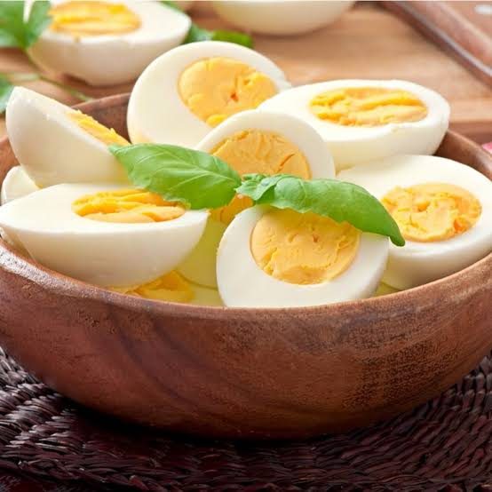 Peeled hard-boiled eggs, doneness comparison
